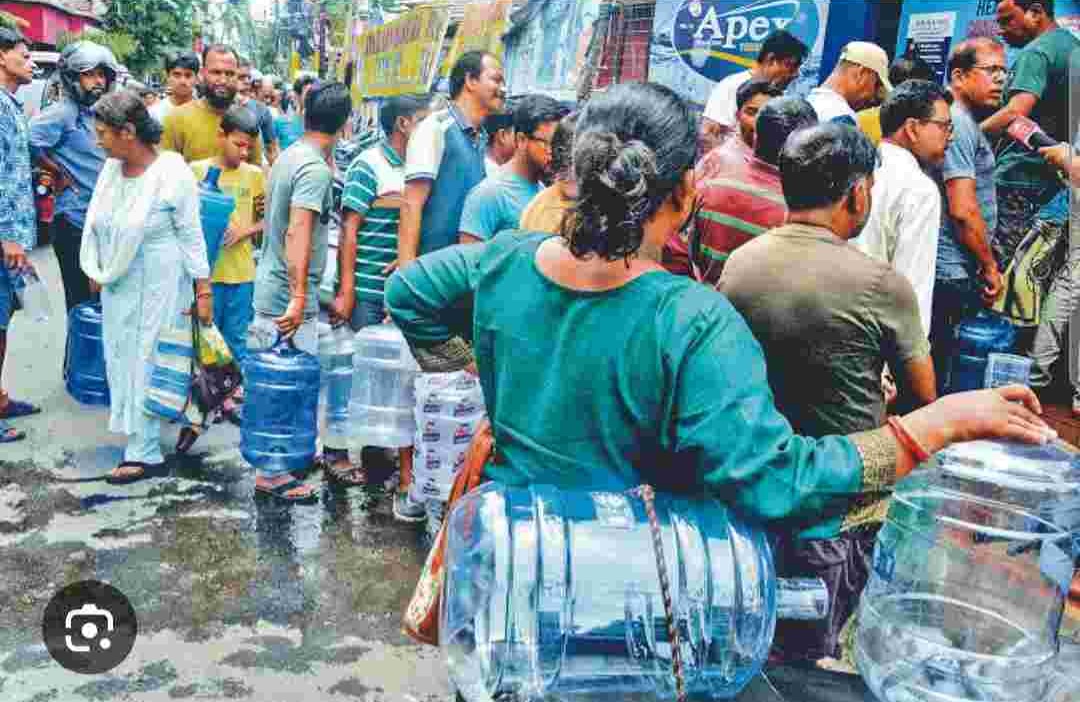 जलापूर्ति बंद होने के बाद सिलीगुड़ी की विभिन्न दुकानों में पानी को लेकर भारी भीड़ देखा जा रहा है