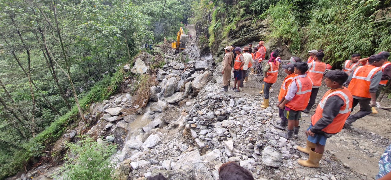 उत्तरी सिक्किम में फंसे 50 पर्यटकों को बचाया गया है