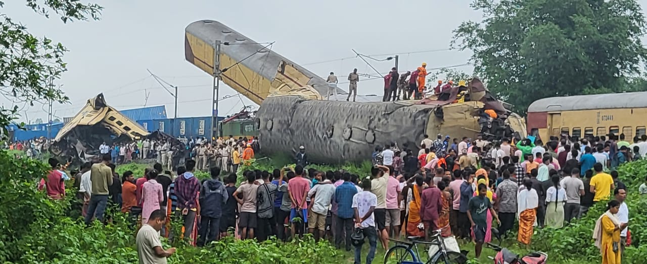 सियालदाह जा रही कंचनजंगा एक्सप्रेस रंगापानी और निजबाड़ी के बीच दुर्घटनाग्रस्त