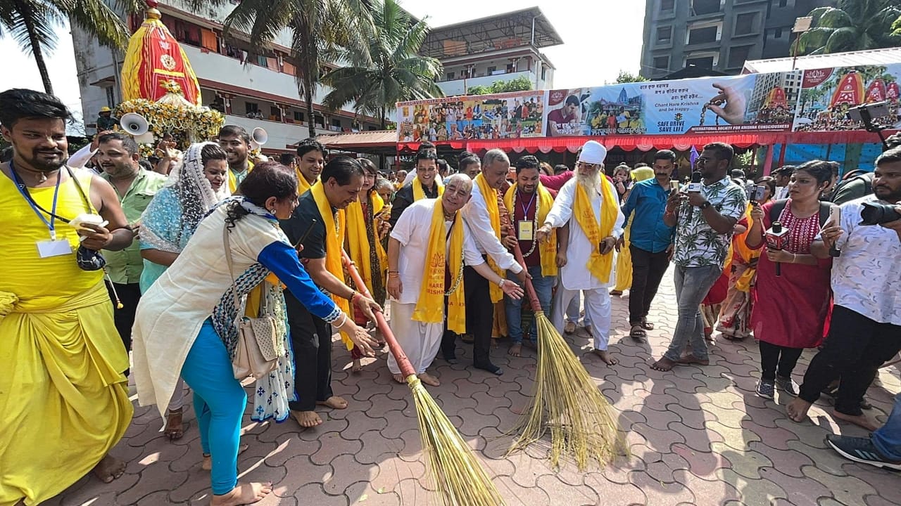 सिलीगुड़ी रथयात्रा में भगवान जगन्नाथ के दर्शन के लिए लोगों की भीड़ उमड़ पड़ी.