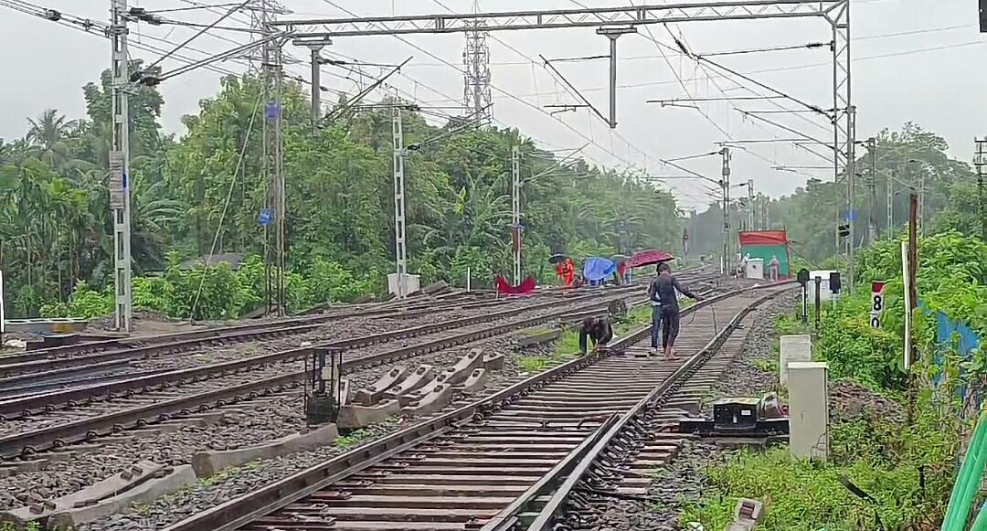 रंगपानी एनसी 5 लेबल क्रॉसिंग  इलाके में रेलवे लाइन की मरम्मत का काम शुरू हो गया है