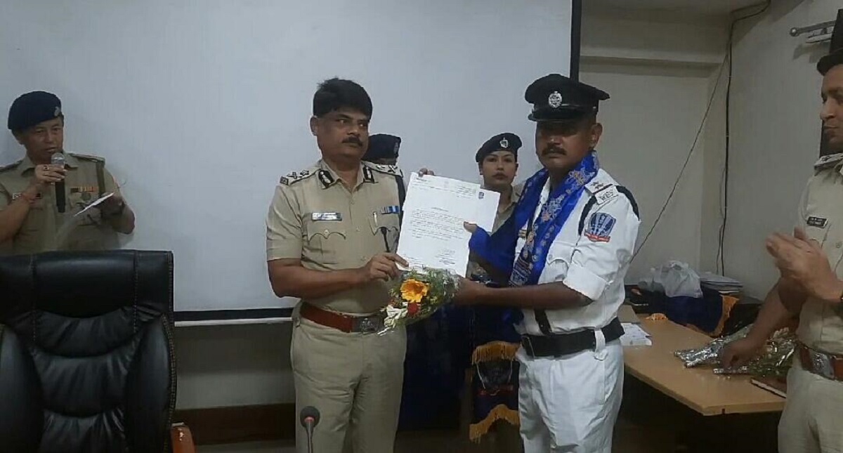 अच्छे कार्यों के लिए पुलिसकर्मियों को किया गया सम्मानित