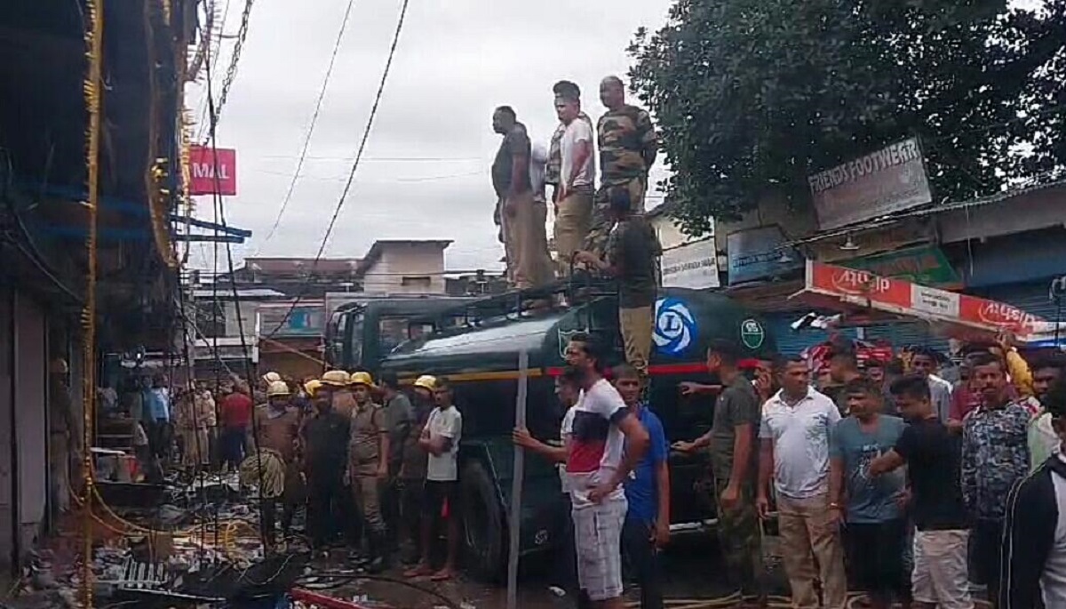 सिलीगुड़ी के हृदय स्थल विधान मार्केट में लगी भयावह आग, दमकल की पांच गाड़ियां आग बुझाने में जुटीं