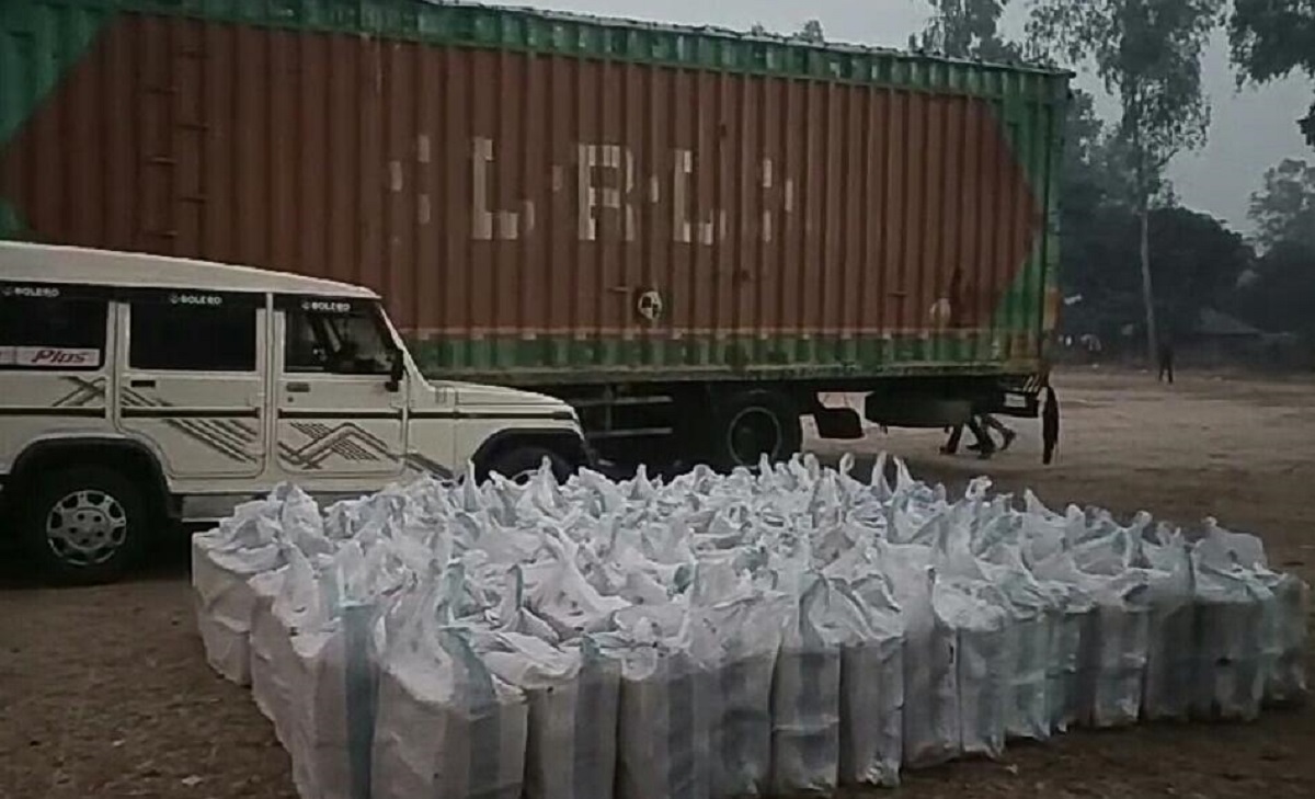 पुष्पा सिनेमा स्टाइल में  कफ सिरप की हो रही तस्करी, बीस लाख  के कफ सिरप के साथ चार गिरफ्तार 