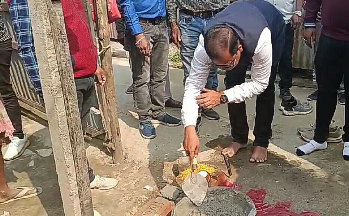 बालुरघाट नगर पालिका के 5 नंबर वार्ड में शुरू हुआ सड़क निर्माण का काम  