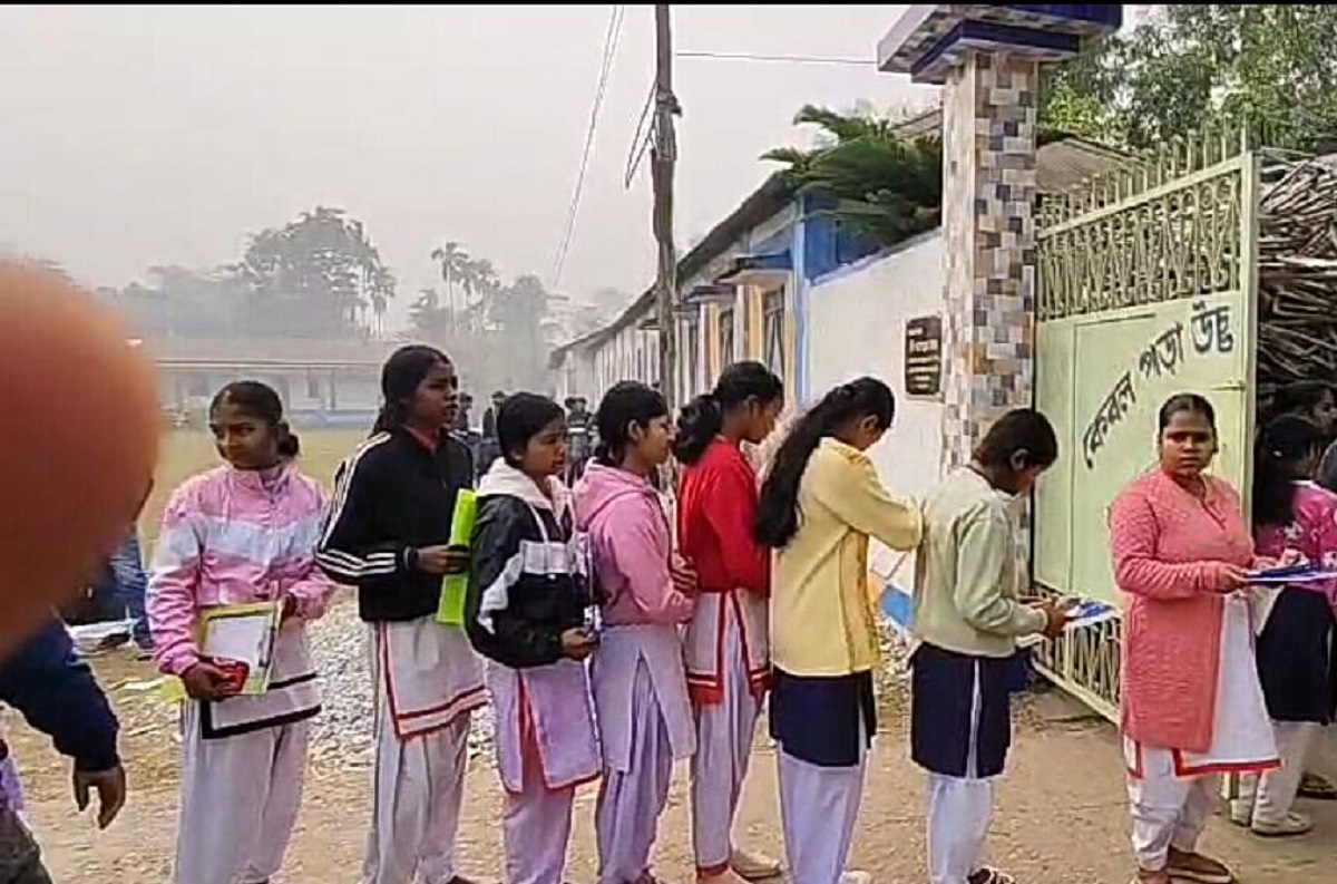 नकल की तस्वीरें आने के बाद  राजगंज केबलपाड़ा स्कूल में चल रही है जबर्दस्त चेकिंग  