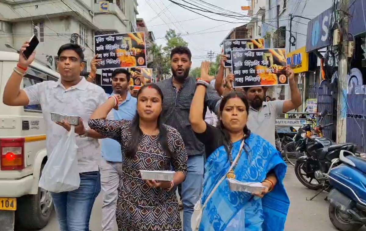 बिरयानी के मांस में कीड़े पाए जाने की घटना को लेकर बंगीय हिंदू मंच ने नगर निगम की भूमिका पर उठाए सवाल, किया विरोध प्रदर्शन 
