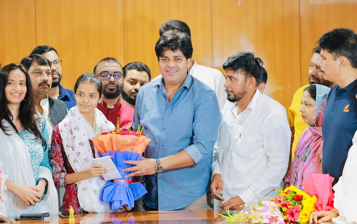 ठेले पर कपड़ा बेचने वाले की बेटी तहरीन फातिमा ने किया मैट्रिक में रांची टॉप