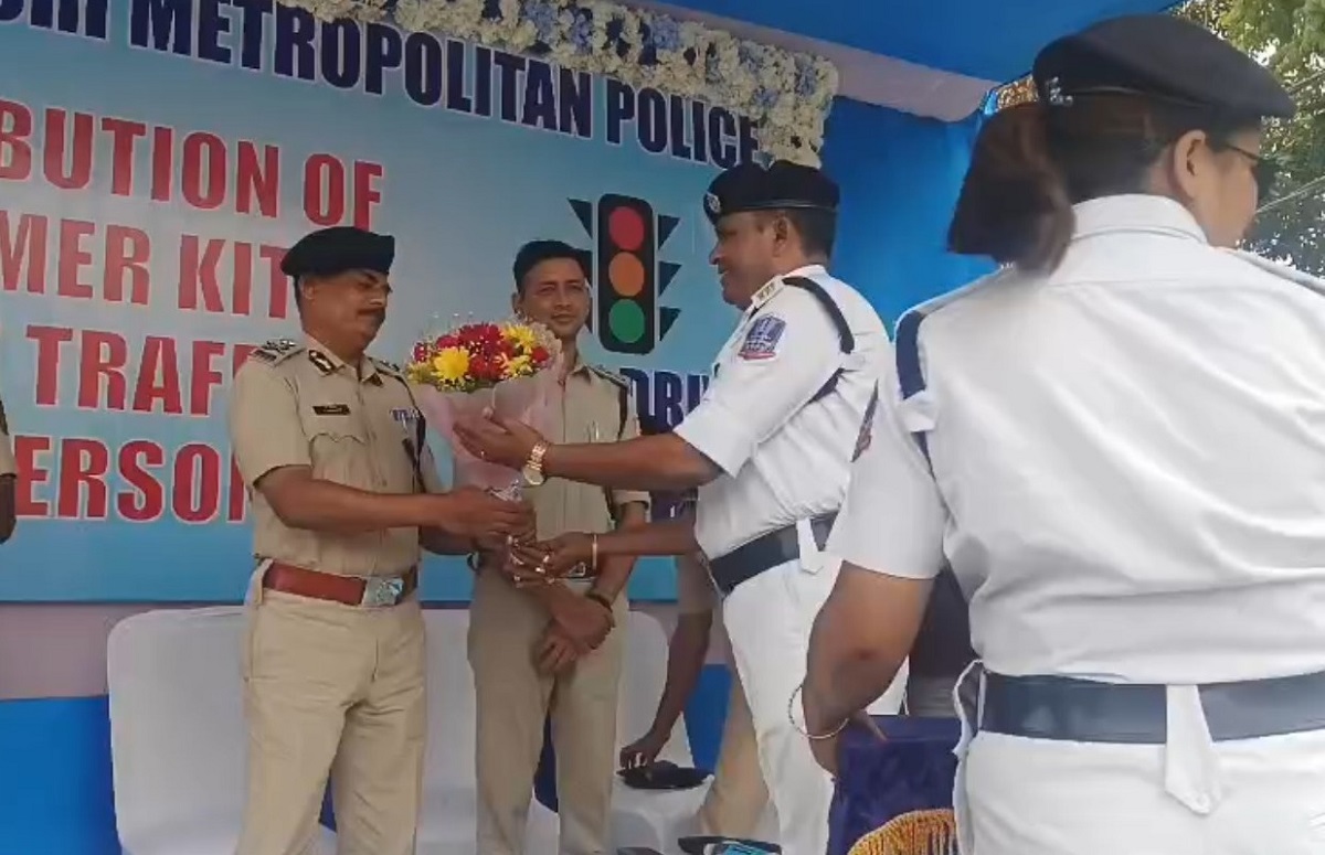 ट्रैफिक पुलिस और सिविक वालंटियरों को गर्मी से बचाव  के लिए पुलिस ने बांटी विभिन्न सामग्री 