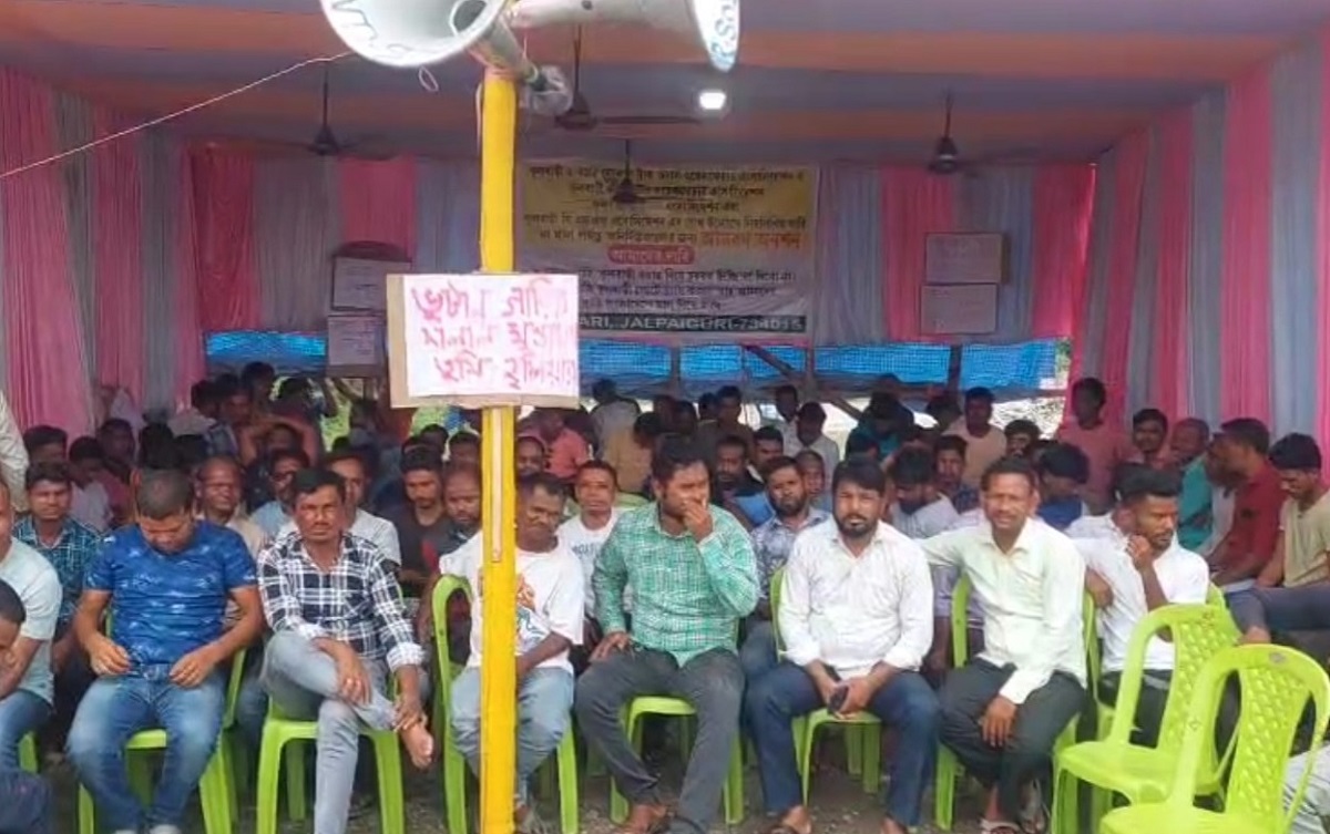 भारतीय ट्रक मालिकों और चालकों ने सिलीगुड़ी के फुलबाड़ी में भारत-बांग्लादेश सीमा को किया बंद, कर रहे प्रदर्शन