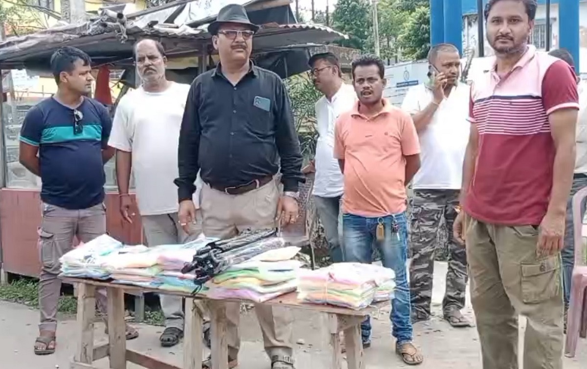 पार्षद दिलीप बर्मन ने सफाई कर्मियों में बांटे रेनकोट व छाता 