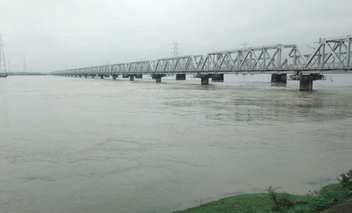 सिक्किम जाने वाले राष्ट्रीय राजमार्ग संख्या 10 पर भूस्खलन, तीस्ता नदी में  पीला खतरे का संकेत जारी