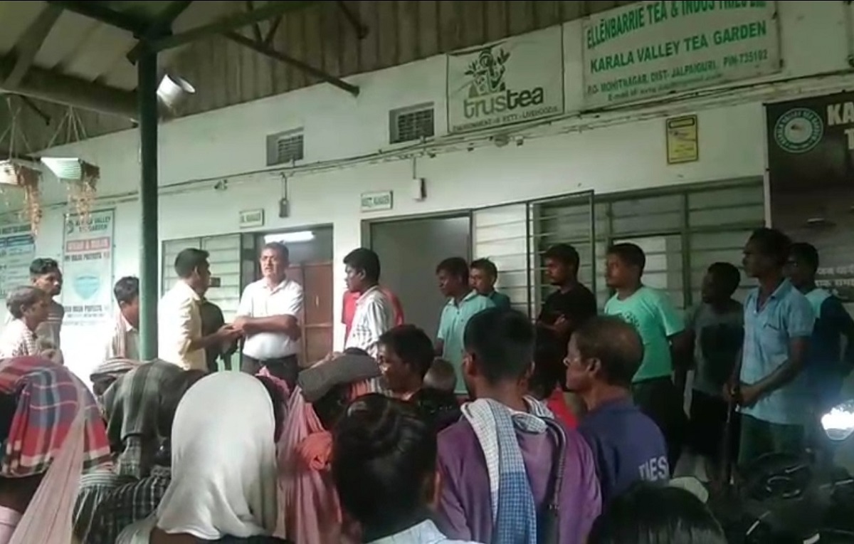 अपनी मांगों को लेकर करलावैली चाय बागान के श्रमिकों ने शुरू किया आंदोलन