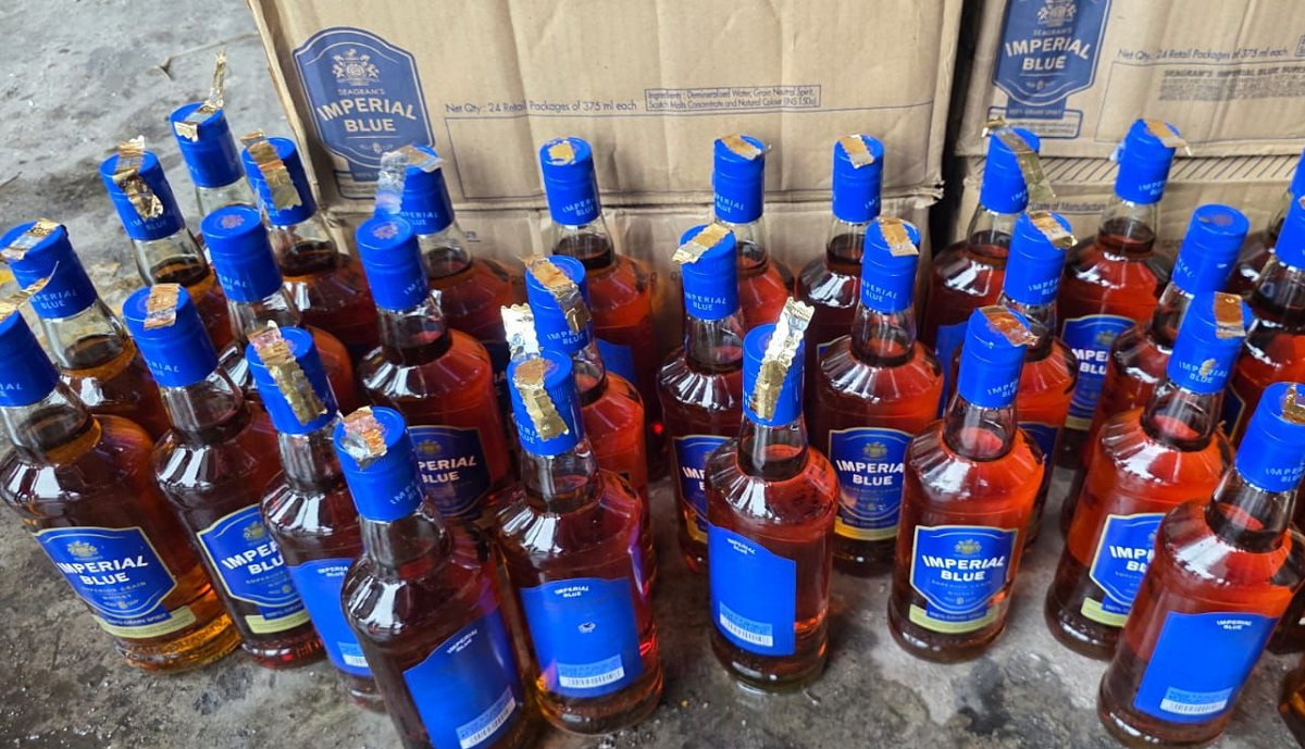 जलपाईगुड़ी में विशेष नाका चेकिंग के दौरान भारी मात्रा में विदेशी शराब बरामद, दो युवक गिरफ्तार