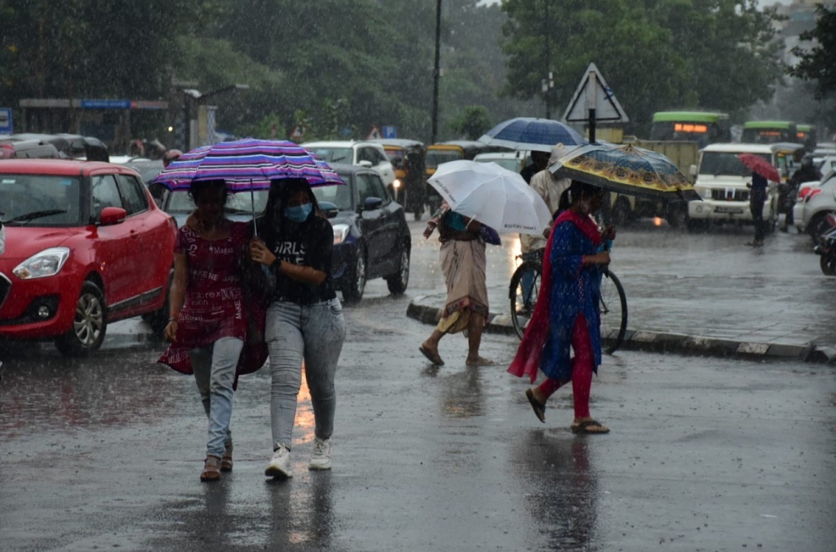 जलपाईगुड़ी में भारी बारिश और बिजली गिरने से जनजीवन अस्त-व्यस्त, तिस्ता नदी पर लाल अलर्ट जारी