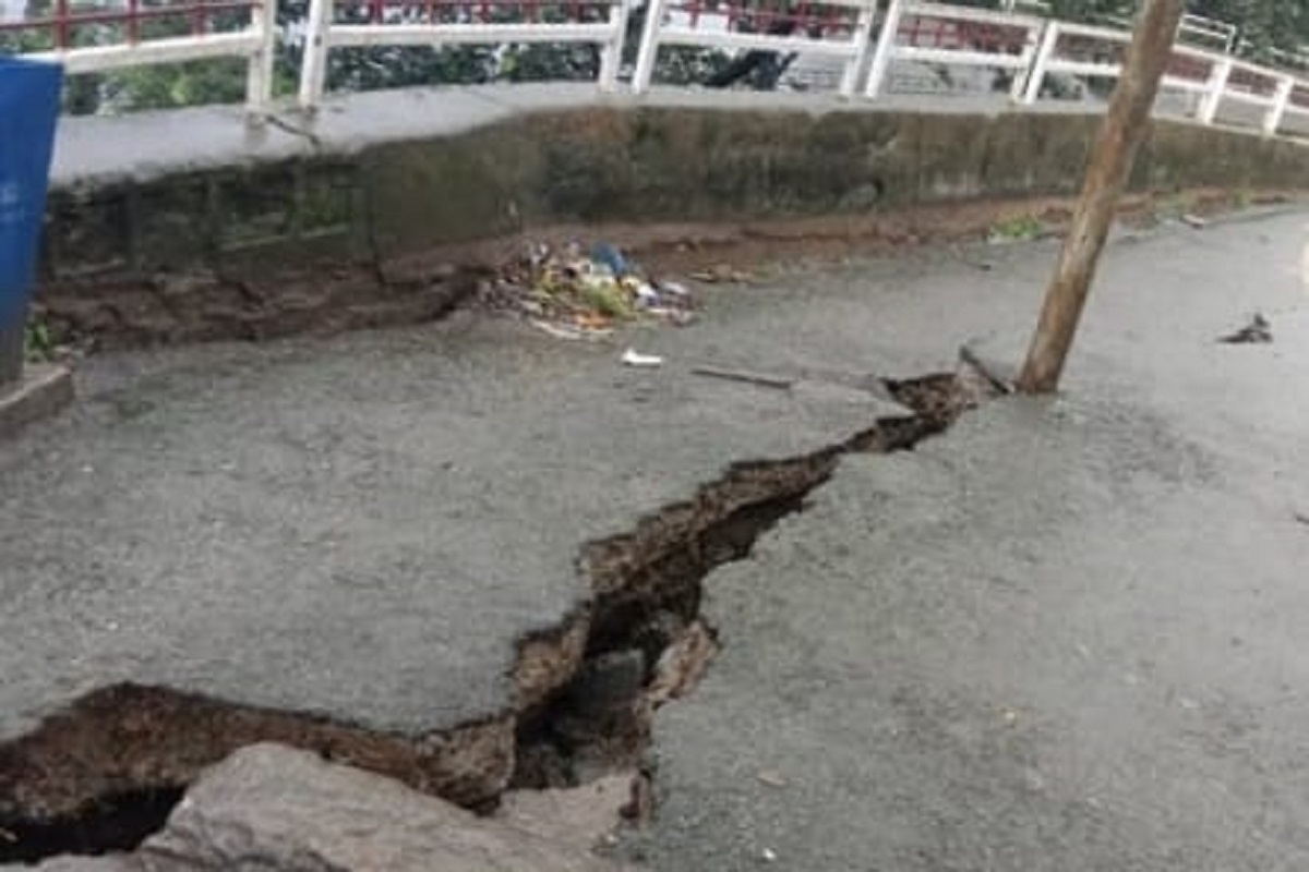 रांची में भारी बारिश का कहर, जगरनाथपुर मंदिर की सड़क धंसी, रेलिंग टूटी