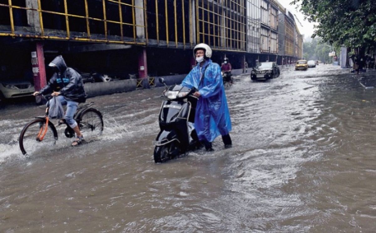लगातार बारिश से जलपाईगुड़ी शहर के कई इलाके जलमग्न, जनजीवन प्रभावित