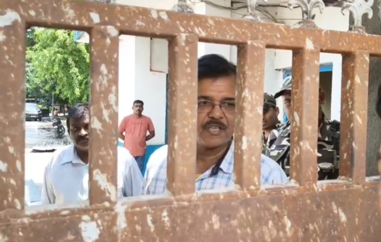 गाजोल-पांडुआ इलाके की फैक्ट्री में आयकर विभाग की बड़ी छापेमारी, बाहर कड़ी सुरक्षा में तैनात केंद्रीय बल