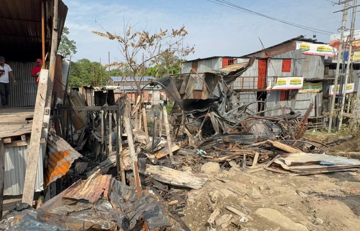 दार्जिलिंग मोड़ में अग्निकांड के पीड़ितों से मिले मेयर गौतम देव