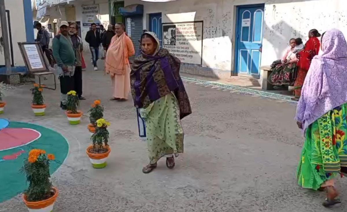 SIR का खौफ: दस्तावेज लेकर तमलुक ब्लॉक ऑफिस पहुंचे बीमार बुजुर्ग, आंखों में आंसू और मन में नाम कटने का डरतमलुक