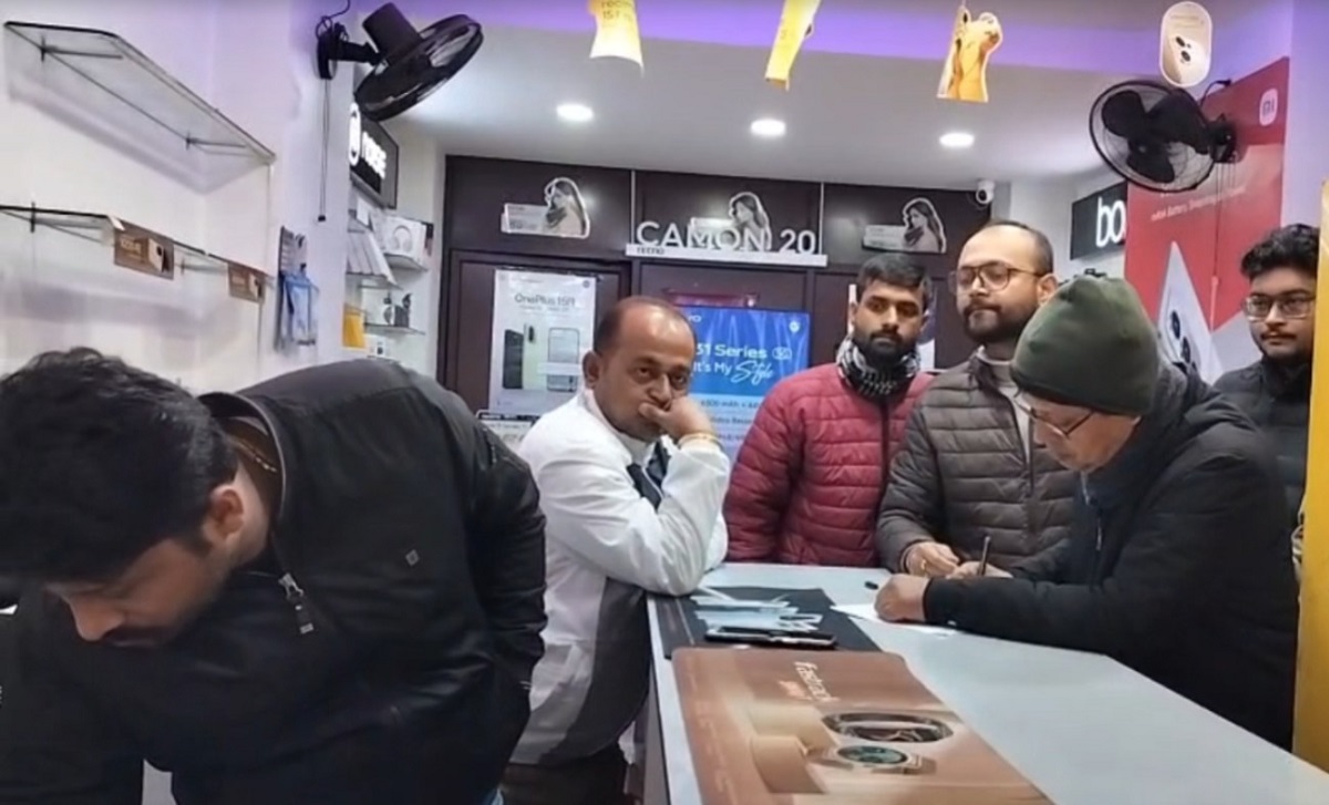 लेकटाउन में मोबाइल की दुकान का शटर तोड़कर लाखों की चोरी, CCTV में कैद हुई वारदात