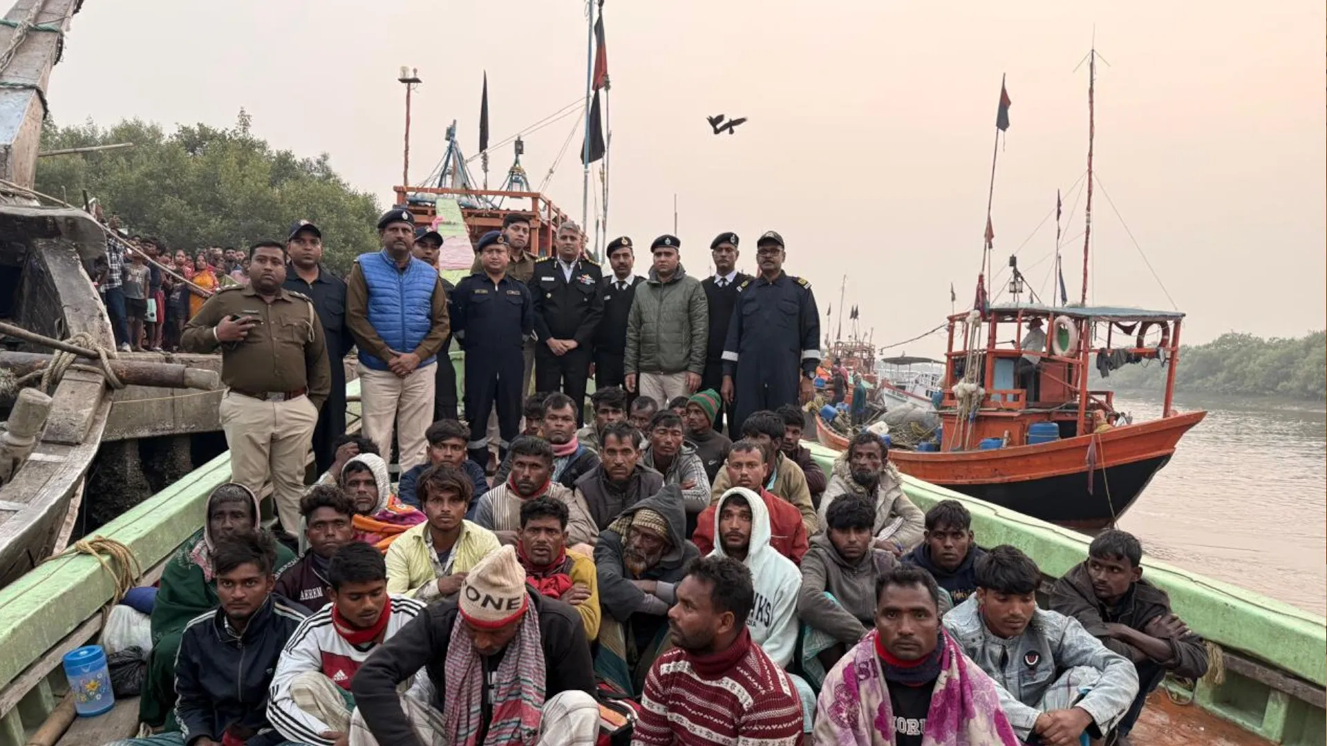 भारतीय तटरक्षक बल ने 24 बांग्लादेशी मछुआराें काे किया गिरफ्तार