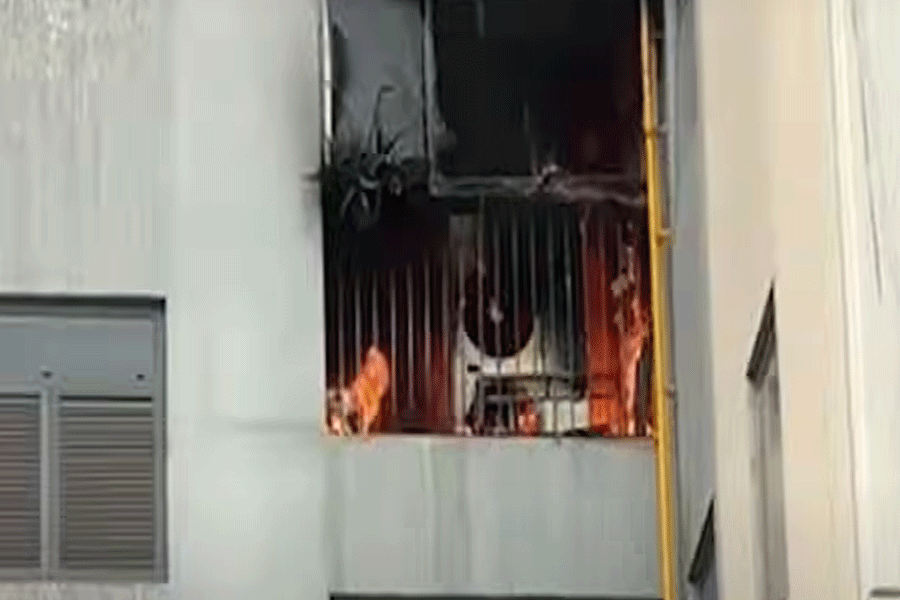 दक्षिण कोलकाता के अर्बाना कॉम्प्लेक्स में आग लग गई