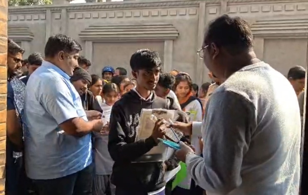 कड़ी सुरक्षा के बीच उच्च माध्यमिक परीक्षा शुरू, छात्र नेताओं ने गुलाब और मिठाई देकर किया