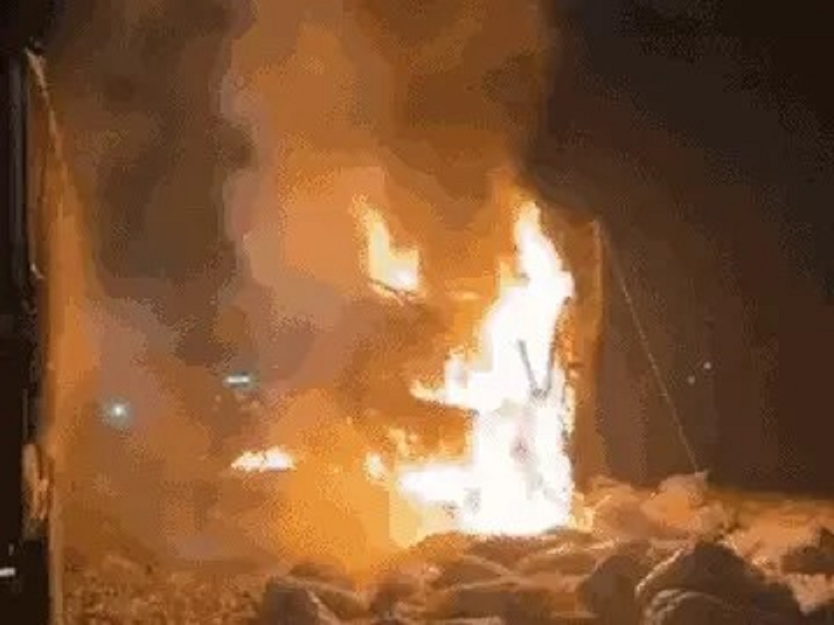 किशनगंज में दो ट्रकों की टक्कर, आग लगने से चालक-खलासी जले