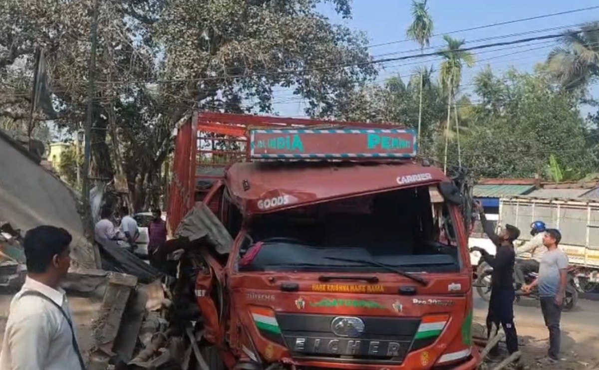हाबड़ा में देर रात भीषण सड़क हादसा, अनियंत्रित ट्रक ने दो दुकानों को रौंदा