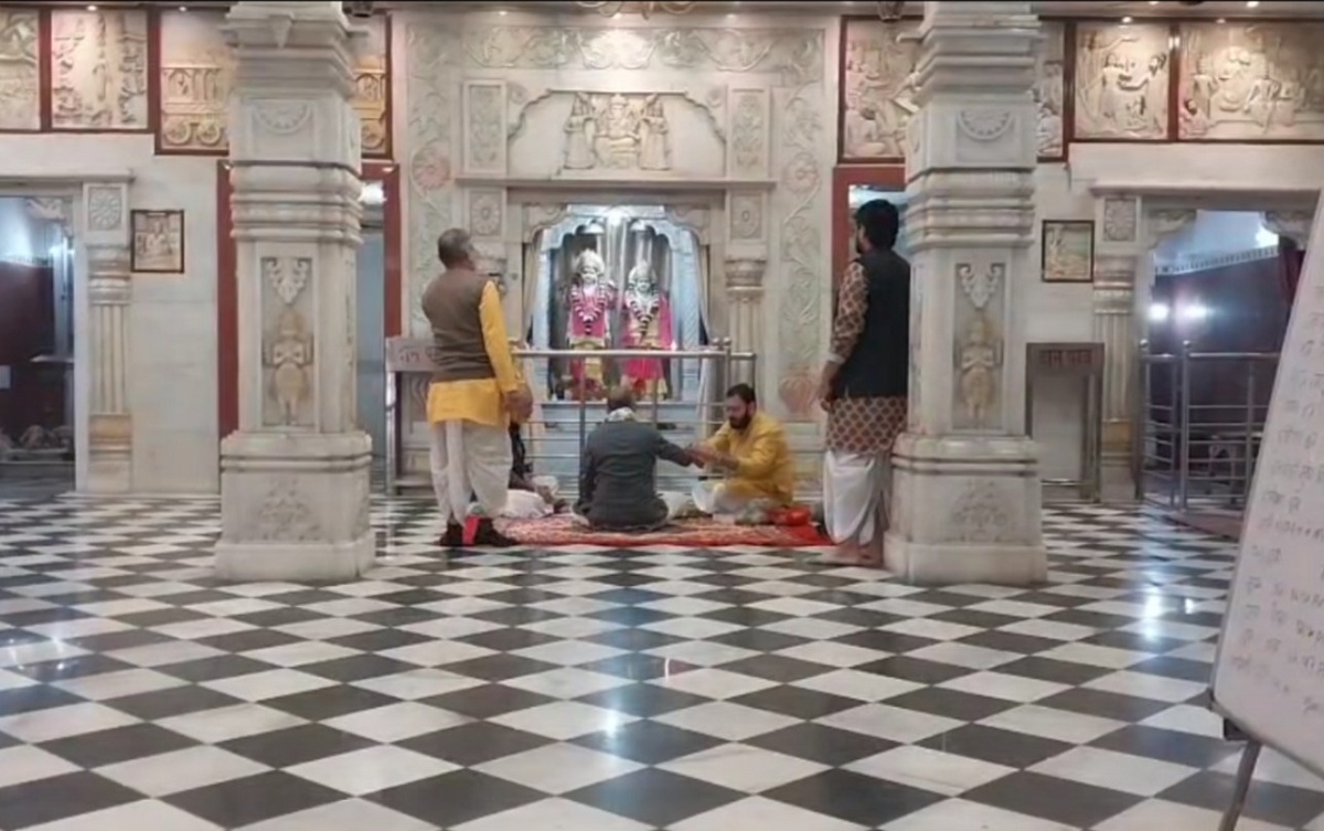 मतदान तिथि की घोषणा से पहले ही मंदिरों में पूजा-अर्चना कर रहे मेयर गौतम देव